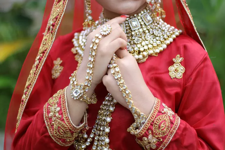 Gold bridal jewellery set with necklace and earrings